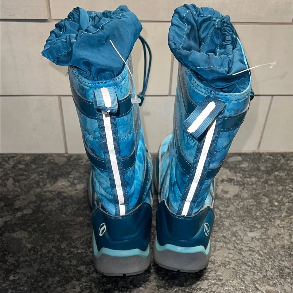 Size 2 Girls Lands End Winter snow boot. Stylish
